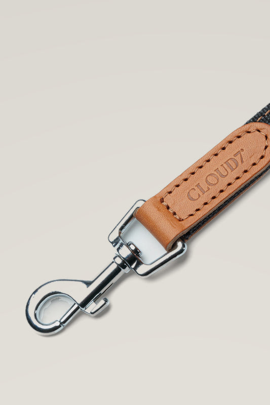 Stainless steel snap hook and Cloud7 leather patch of the Tivoli Black-Cognac dog leash, detail