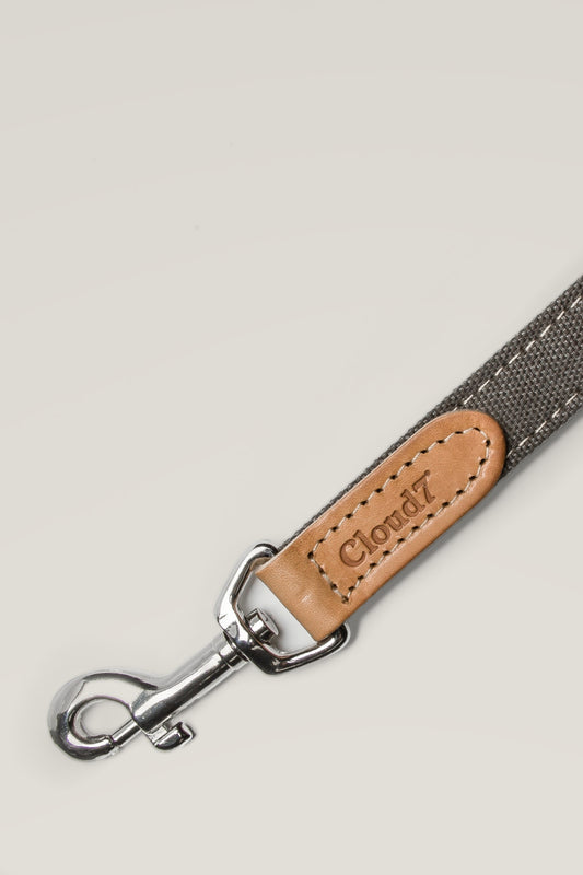 Stainless steel snap hook and Cloud7 leather patch of the Tivoli Greige dog leash, detail