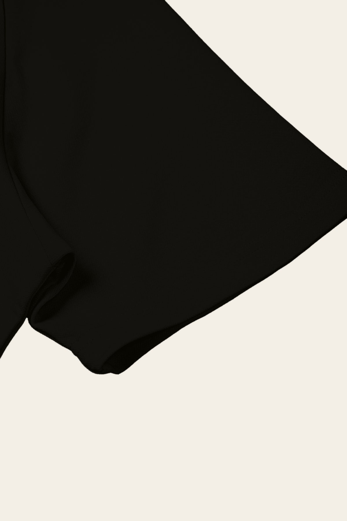 Detail of the short sleeve with stitched hem of the black golf polo. Color: Black