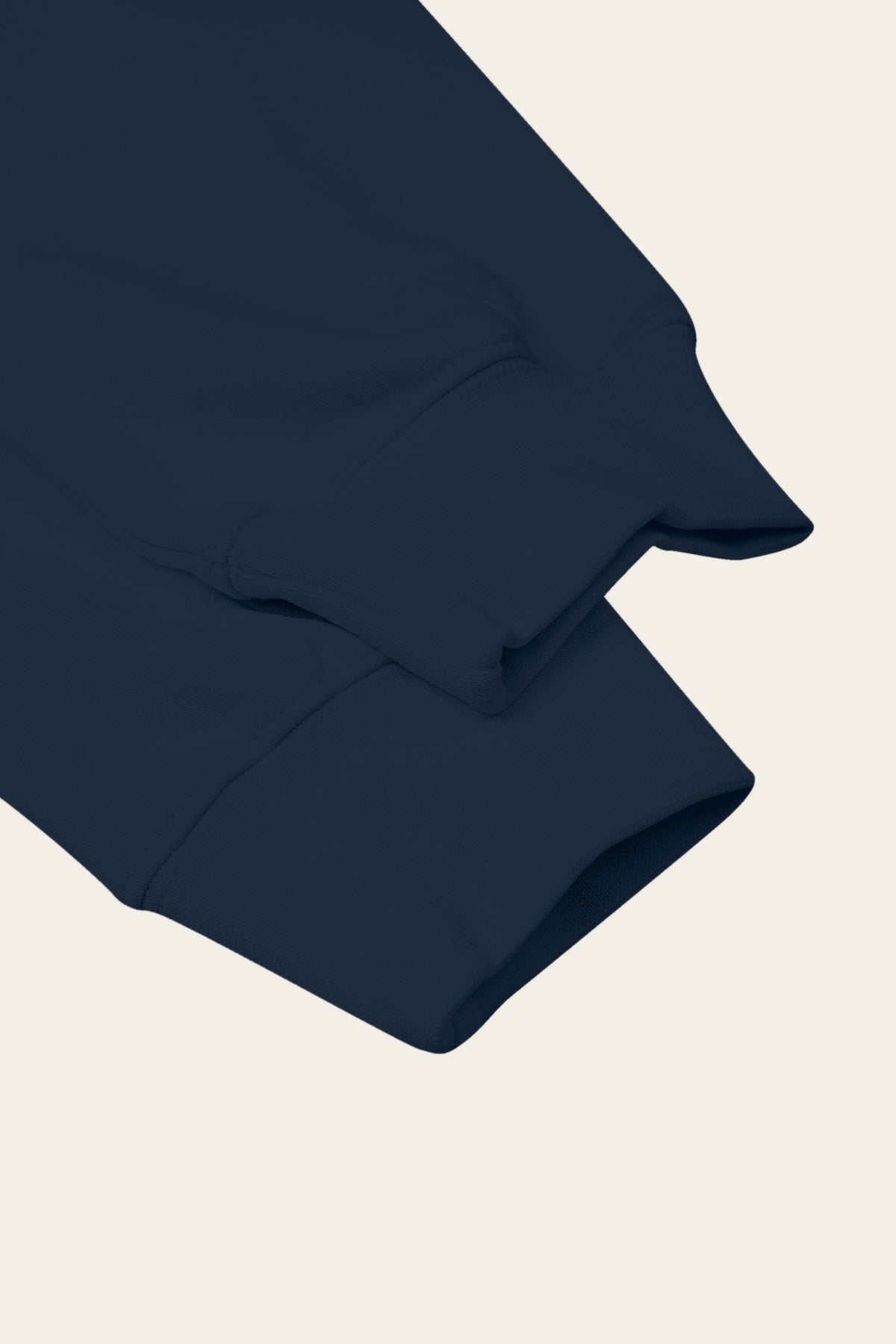 Detail of the ribbed cuffs of the navy golf sweatshirt. Color: Navy