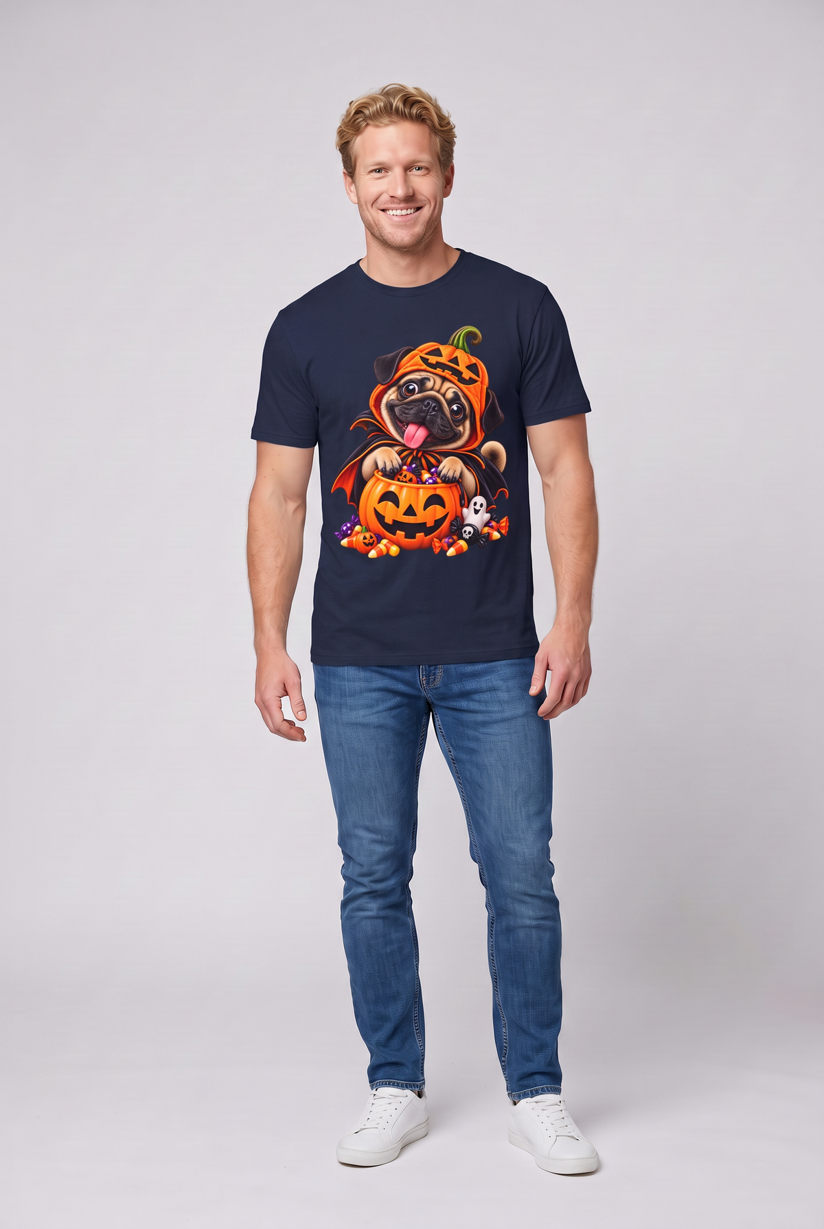 Mann trägt ein Mops Halloween T-Shirt in Navy mit Mops im Kürbiskostüm und Süssigkeitenkürbis, Vorderansicht