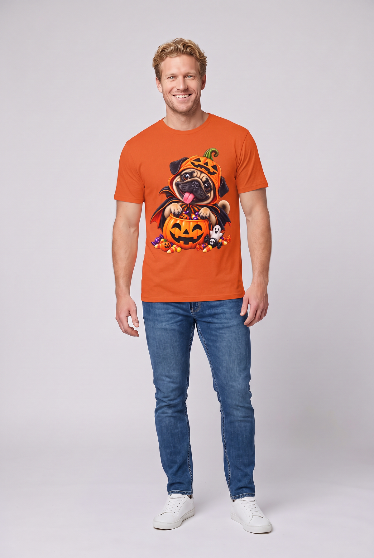 Mann trägt ein Mops Halloween T-Shirt in Orange mit Mops im Kürbiskostüm und Süssigkeitenkürbis, Vorderansicht