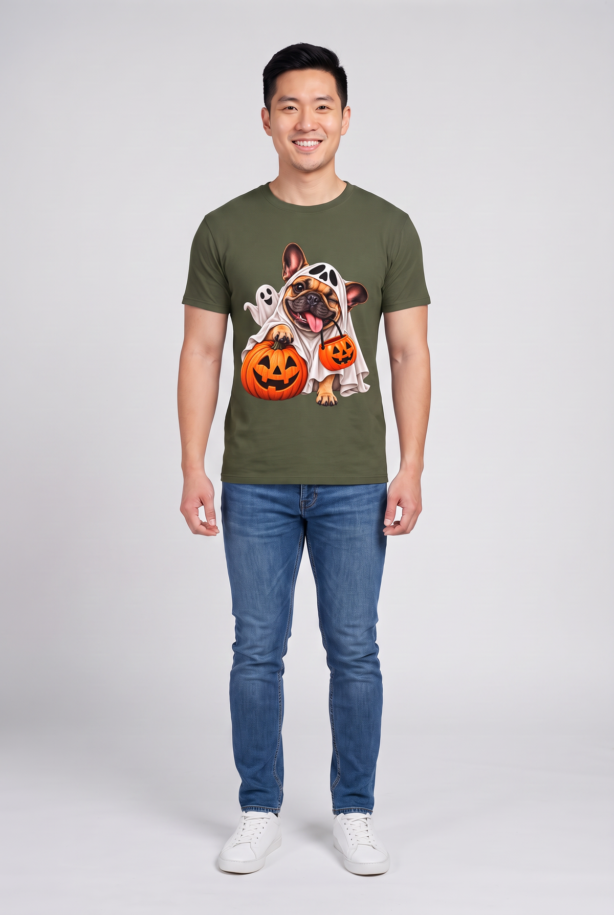 Mann trägt ein Frenchie Gespenster Halloween T-Shirt in Military Green mit Französischer Bulldogge im Gespensterkostüm und Kürbis-Süssigkeiteneimer, Vorderansicht