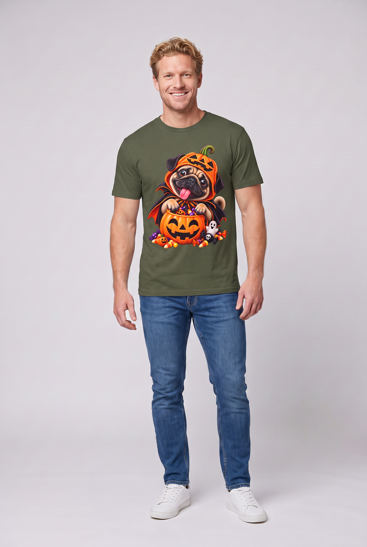 Mann trägt ein Mops Halloween T-Shirt in Military Green mit Mops im Kürbiskostüm und Süssigkeitenkürbis, Vorderansicht
