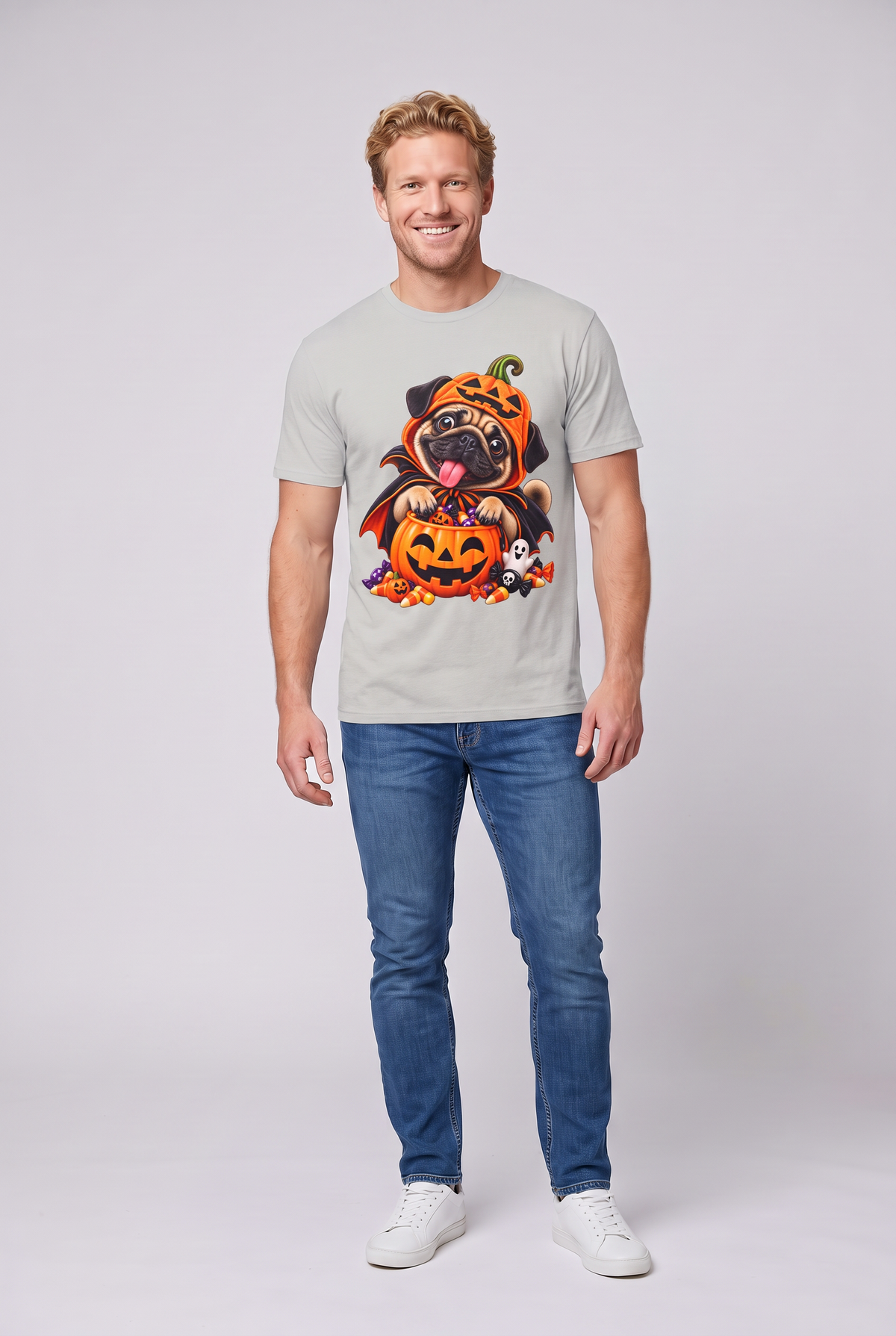 Mann trägt ein Mops Halloween T-Shirt in Ice Grey mit Mops im Kürbiskostüm und Süssigkeitenkürbis, Vorderansicht