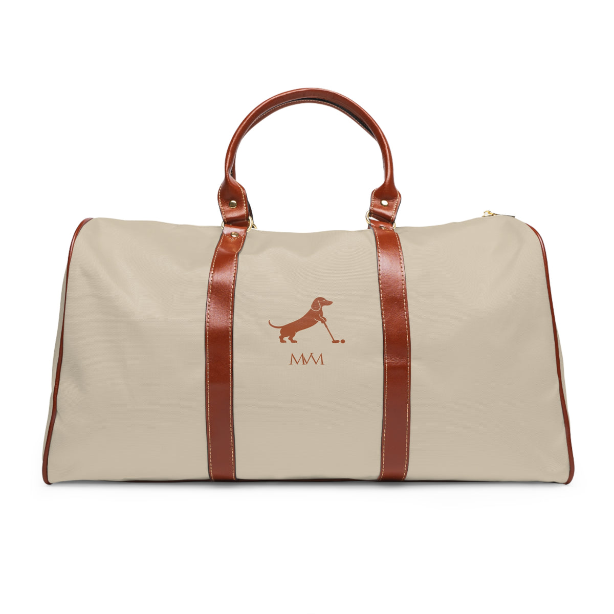 Color: Beige. Putting Dachshund golf travel bag in beige with a brown putting dachshund and MVM monogram on the front, brown PU handles, front view.