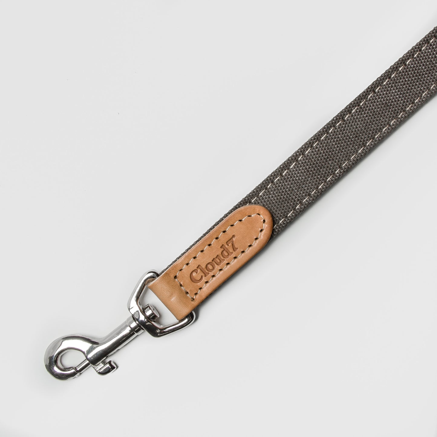 Tivoli Greige dog leash design detail, metal clip
