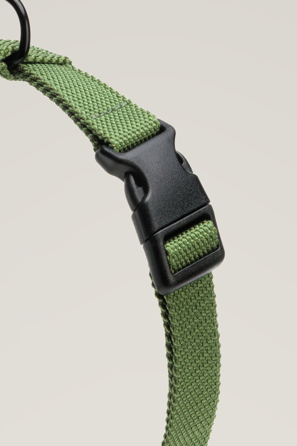 Black side-release buckle of the green Cloud 7 RESC7UE dog harness, detail
