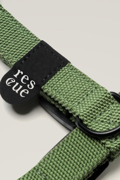 Rescue tag and black D-ring of the green Cloud 7 RESC7UE dog harness, detail