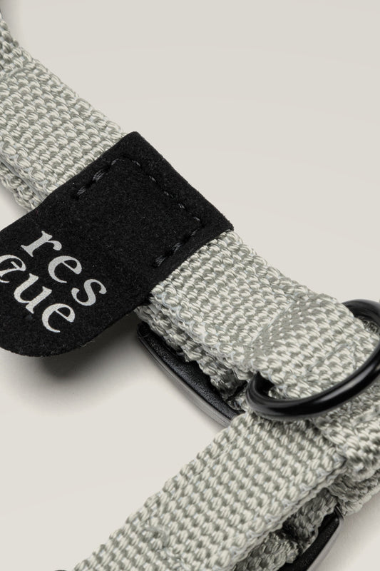 Rescue tag and black D-ring of the silver Cloud 7 RESC7UE dog harness, detail