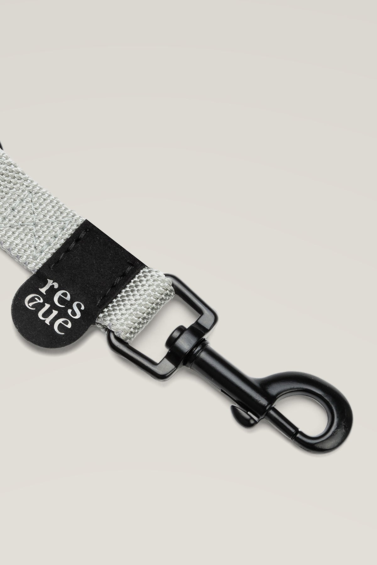 Black snap hook and rescue tag of the Cloud 7 RESC7UE Silver dog leash, detail