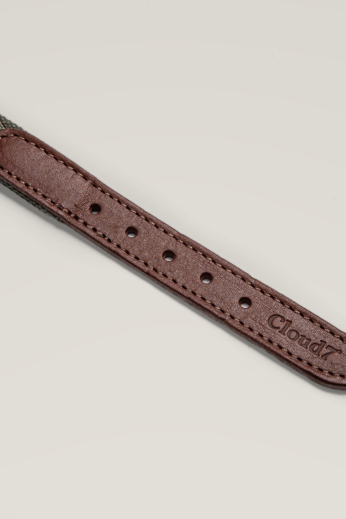 Brown leather end with top stitching of the Cloud 7 Tivoli Olive dog collar, close-up
