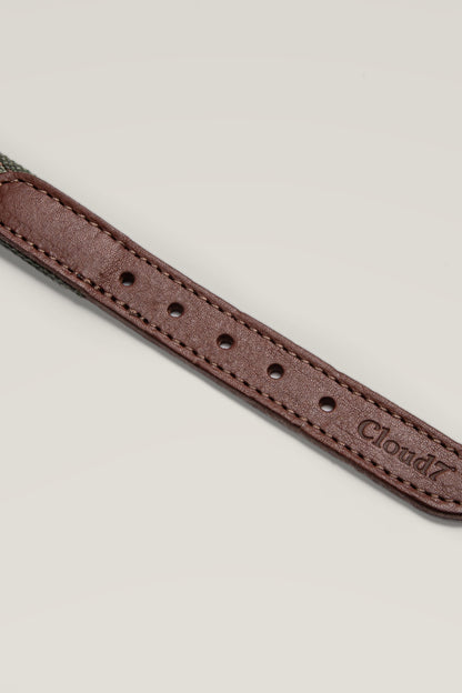 Brown leather end with top stitching of the Cloud 7 Tivoli Olive dog collar, close-up
