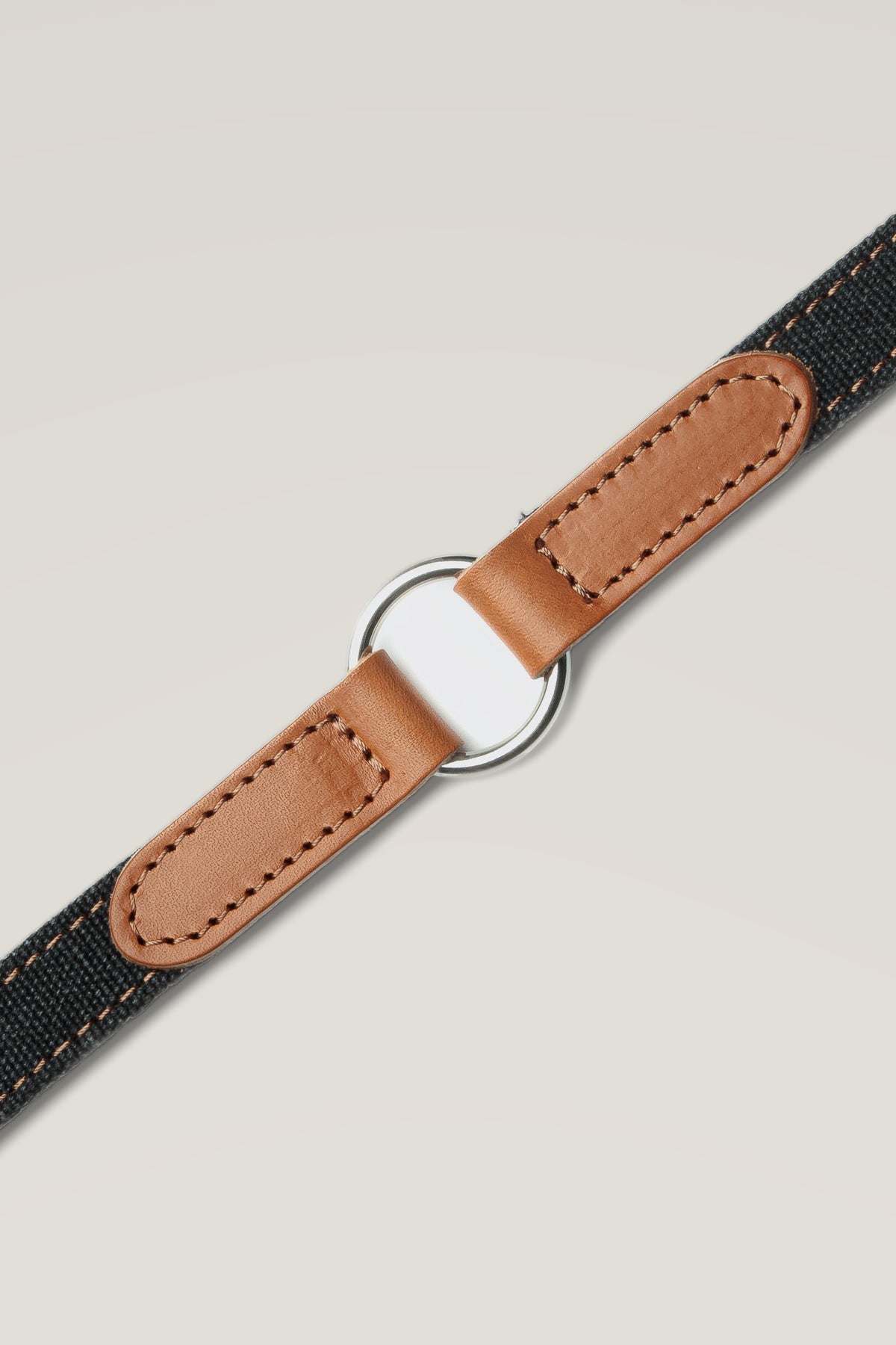 Stainless steel O-ring of the Cloud 7 Tivoli Black-Cognac dog leash, detail