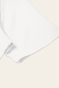 Detail of the short sleeve with stitched hem of the white golf polo. Color: White