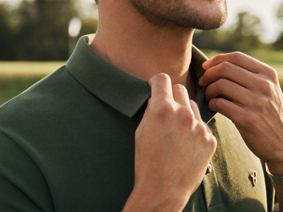 Flat knit collar detail of a breathable piqué polo shirt