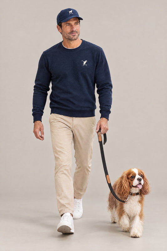 Man in the navy Swing dachshund golf sweatshirt walking a Cavalier King Charles Spaniel on the black cognac Cloud 7 Tivoli leash