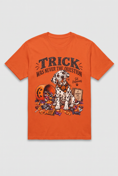 Flat Lay: Dalmatiner Halloween T-Shirt in Orange mit Süssigkeitendieb und dem Spruch Trick Was Never The Question