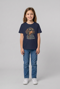 Mädchen trägt das navyblaue Dackel Kinder T-Shirt mit dem Hundemotiv auf der Brust