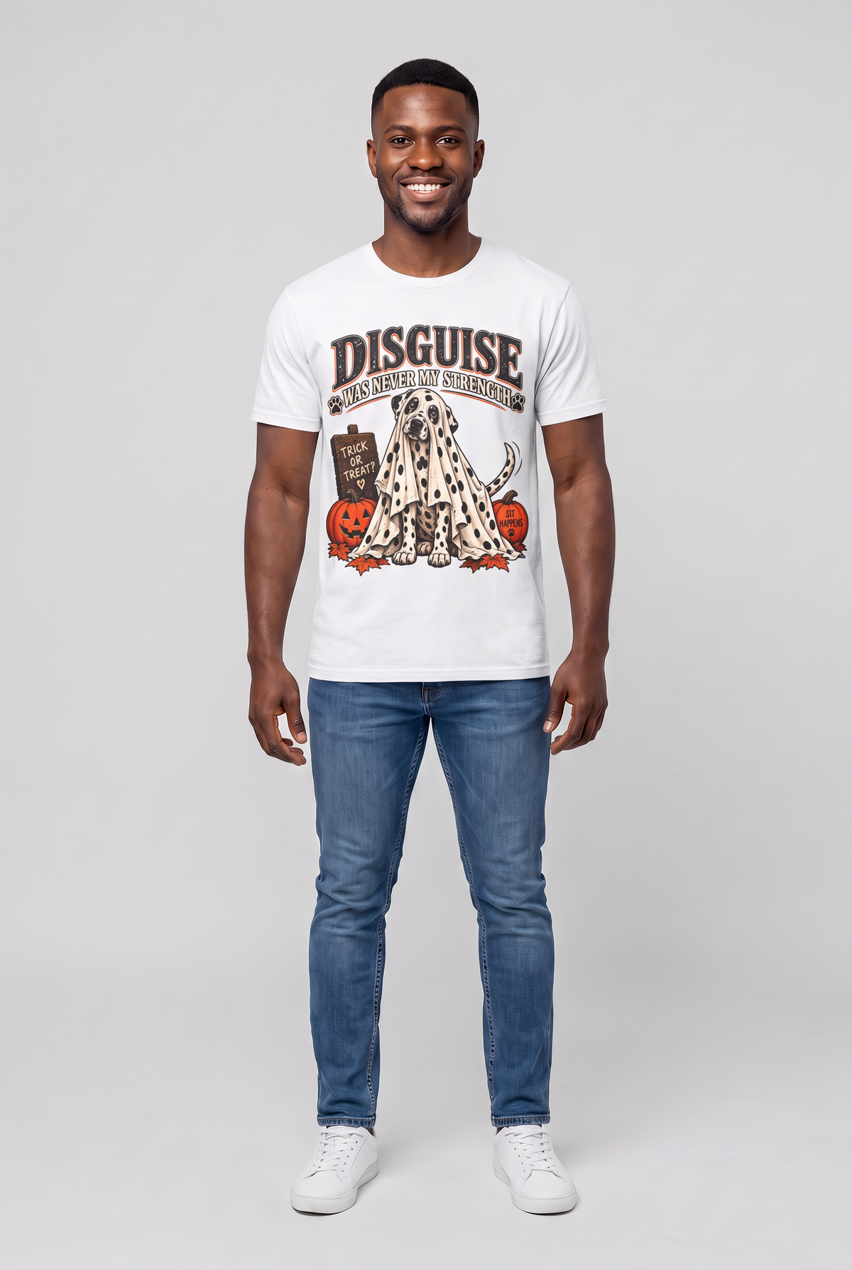 Mann trägt ein Dalmatiner Halloween T-Shirt in Weiss mit Dalmatiner unter einem gepunkteten Gespensterlaken und dem Spruch Disguise Was Never My Strength, Vorderansicht