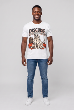 Mann trägt ein Dalmatiner Halloween T-Shirt in Weiss mit Dalmatiner unter einem gepunkteten Gespensterlaken und dem Spruch Disguise Was Never My Strength, Vorderansicht