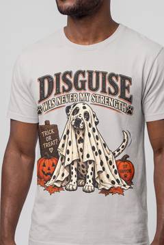 Nahaufnahme des Drucks: Dalmatiner Halloween T-Shirt in Ice Grey mit Dalmatiner unter einem gepunkteten Gespensterlaken und dem Spruch Disguise Was Never My Strength