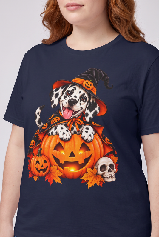 Nahaufnahme des Drucks: Dalmatiner Hexen Halloween T-Shirt in Navy mit Dalmatiner in Hexenhut und Kürbis-Umhang auf einer Kürbislaterne