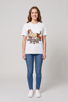 Frau trägt ein Dackel Halloween T-Shirt in Weiss mit Dackel unter einem zu kurzen Gespensterlaken und dem Spruch Stealth Was Never An Option, Vorderansicht