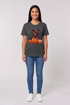 Frau trägt ein Dackel Hexen Halloween T-Shirt in Dark Heather mit Dackel in Hexenhut und Umhang auf einer leuchtenden Kürbislaterne, Vorderansicht
