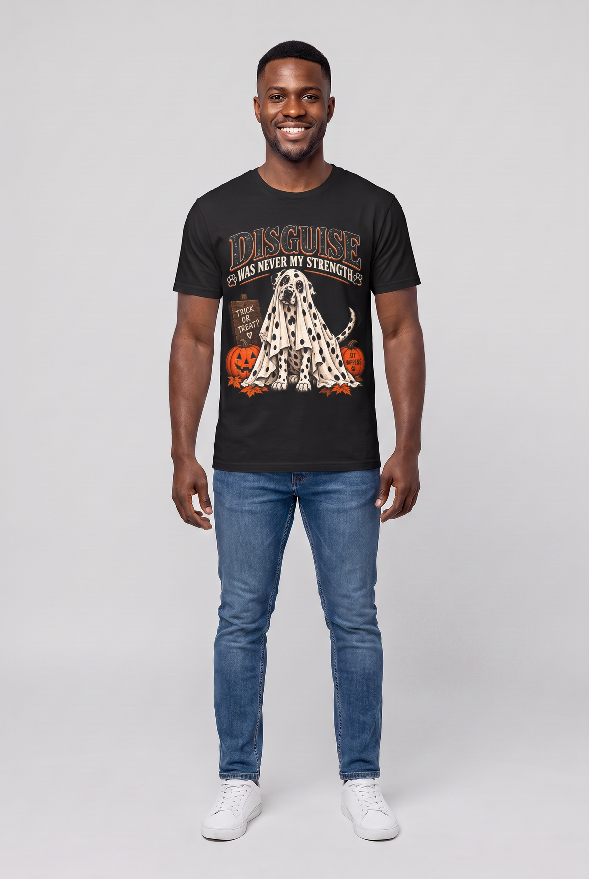 Mann trägt ein Dalmatiner Halloween T-Shirt in Schwarz mit Dalmatiner unter einem gepunkteten Gespensterlaken und dem Spruch Disguise Was Never My Strength, Vorderansicht