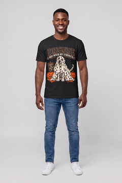 Mann trägt ein Dalmatiner Halloween T-Shirt in Schwarz mit Dalmatiner unter einem gepunkteten Gespensterlaken und dem Spruch Disguise Was Never My Strength, Vorderansicht