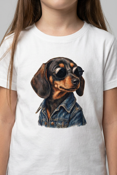 Nahaufnahme des Dackel-Drucks mit runder Sonnenbrille und Jeansjacke auf dem weißen Kindershirt