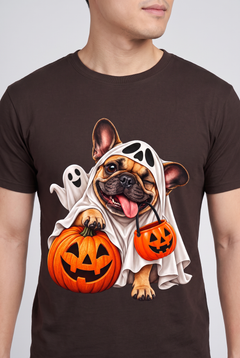 Nahaufnahme des Drucks: Frenchie Gespenster Halloween T-Shirt in Dark Chocolate mit Französischer Bulldogge im Gespensterkostüm und Kürbis-Süssigkeiteneimer