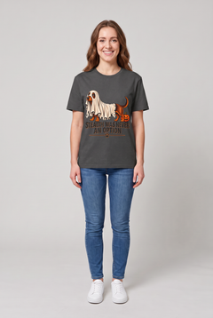 Frau trägt ein Dackel Halloween T-Shirt in Dark Heather mit Dackel unter einem zu kurzen Gespensterlaken und dem Spruch Stealth Was Never An Option, Vorderansicht