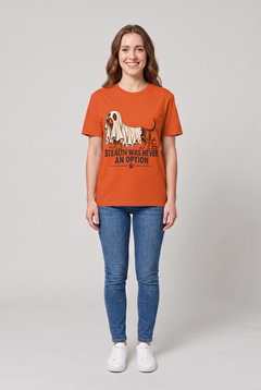 Frau trägt ein Dackel Halloween T-Shirt in Orange mit Dackel unter einem zu kurzen Gespensterlaken und dem Spruch Stealth Was Never An Option, Vorderansicht