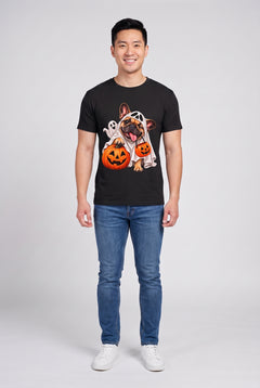 Mann trägt ein Frenchie Gespenster Halloween T-Shirt in Schwarz mit Französischer Bulldogge im Gespensterkostüm und Kürbis-Süssigkeiteneimer, Vorderansicht