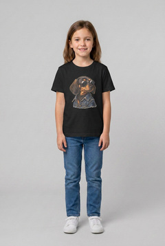 Mädchen trägt das schwarze Dackel Kinder T-Shirt mit dem Hundemotiv auf der Brust