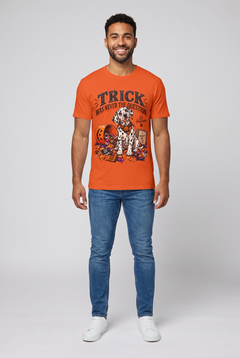 Mann trägt ein Dalmatiner Halloween T-Shirt in Orange mit Süssigkeitendieb und dem Spruch Trick Was Never The Question, Vorderansicht