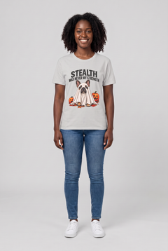 Frau trägt ein Französische Bulldogge Halloween T-Shirt in Ice Grey mit Frenchie-Gespenst und dem Spruch Stealth Was Never My Strength, Vorderansicht
