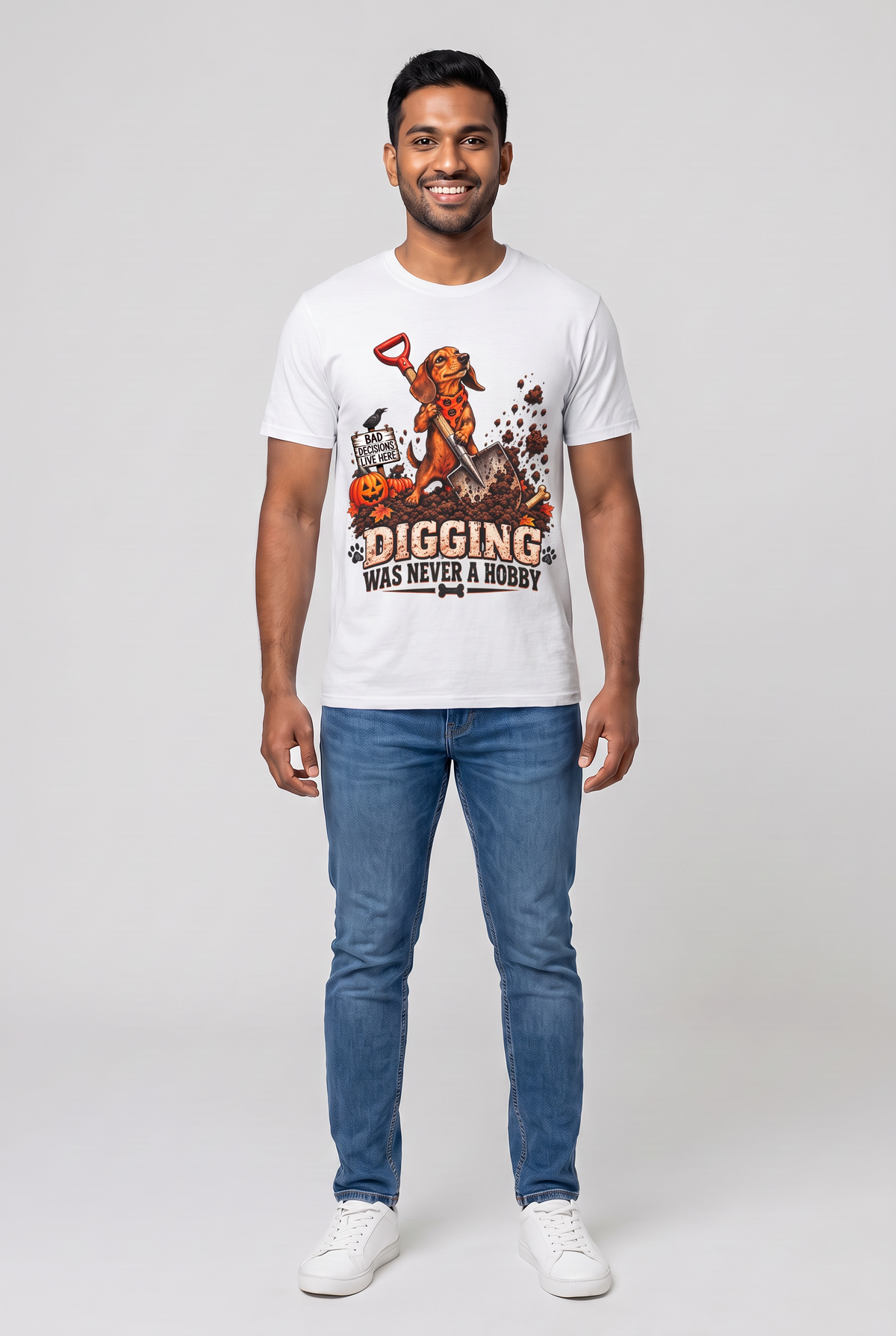 Mann trägt ein Dackel Halloween T-Shirt in Weiss mit grabendem Dackel und dem Spruch Digging Was Never A Hobby, Vorderansicht