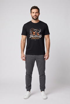 Mann trägt das schwarze Dackel T-Shirt Bad Decisions Make Better Stories, Vorderansicht