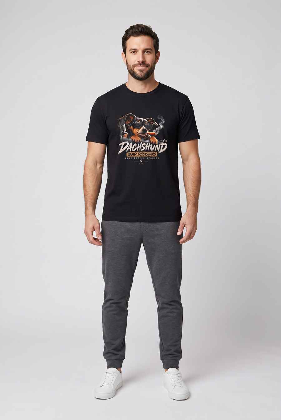 Mann trägt das schwarze Dackel T-Shirt Bad Decisions Make Better Stories, Vorderansicht