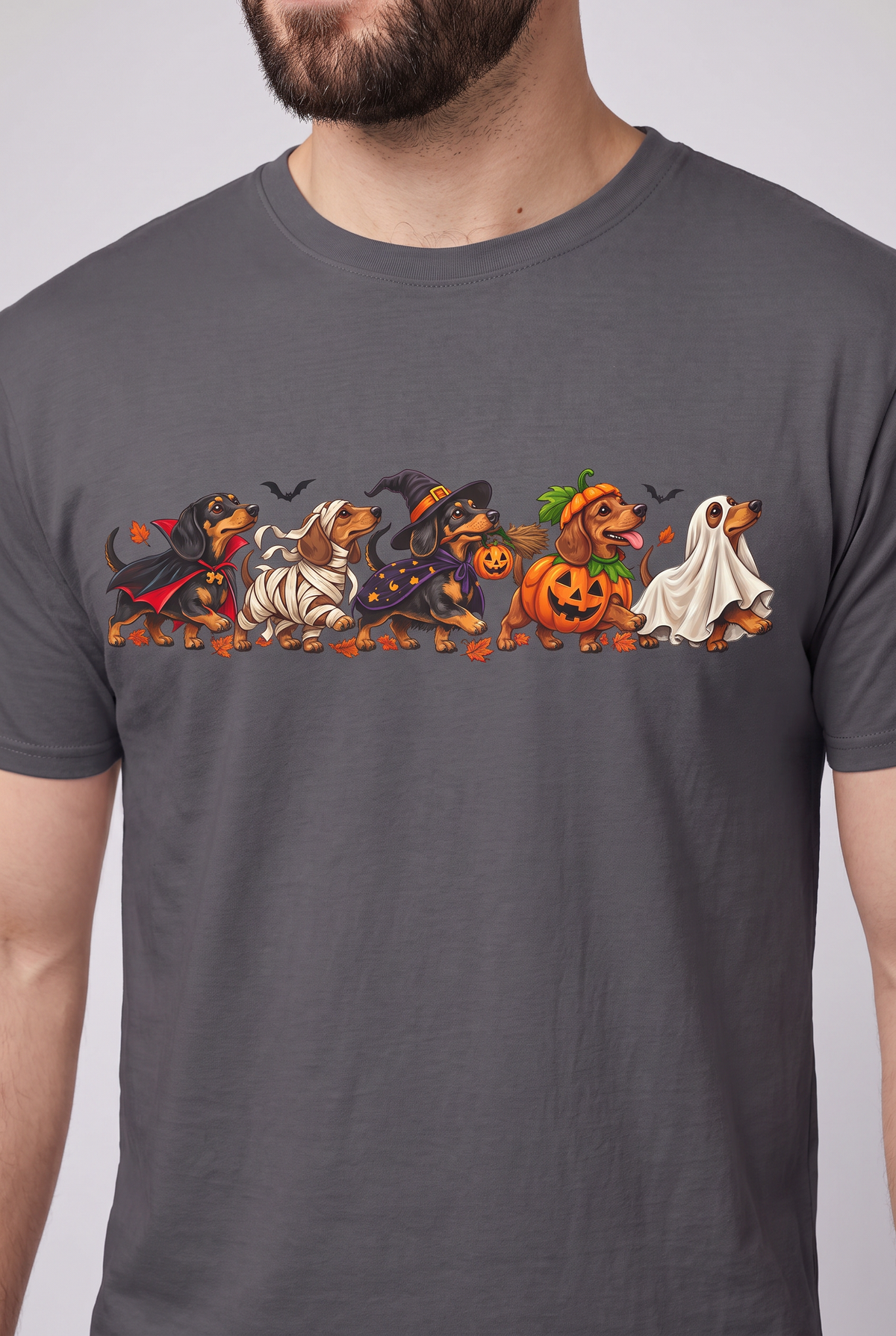 Nahaufnahme des Drucks: Dackel Halloween Parade T-Shirt in Charcoal mit fünf Dackeln als Vampir, Mumie, Hexe, Kürbis und Gespenst