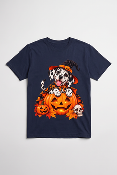 Flat Lay: Dalmatiner Hexen Halloween T-Shirt in Navy mit Dalmatiner in Hexenhut und Kürbis-Umhang auf einer Kürbislaterne