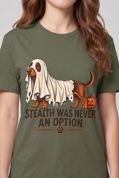Nahaufnahme des Drucks: Dackel Halloween T-Shirt in Military Green mit Dackel unter einem zu kurzen Gespensterlaken und dem Spruch Stealth Was Never An Option