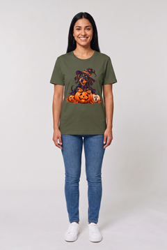 Frau trägt ein Dackel Hexen Halloween T-Shirt in Military Green mit Dackel in Hexenhut und Umhang auf einer leuchtenden Kürbislaterne, Vorderansicht