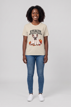 Frau trägt ein Französische Bulldogge Halloween T-Shirt in Sand mit Frenchie-Gespenst und dem Spruch Stealth Was Never My Strength, Vorderansicht