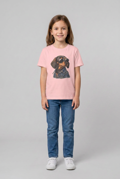 Mädchen trägt das rosa Dackel Kinder T-Shirt mit dem Hundemotiv auf der Brust