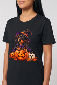 Nahaufnahme des Drucks: Dackel Hexen Halloween T-Shirt in Schwarz mit Dackel in Hexenhut und Umhang auf einer leuchtenden Kürbislaterne