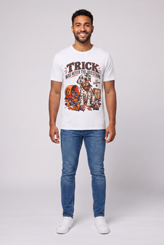Mann trägt ein Dalmatiner Halloween T-Shirt in Weiss mit Süssigkeitendieb und dem Spruch Trick Was Never The Question, Vorderansicht